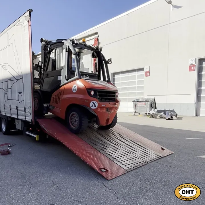 Stapler wird über die Auffahrrampe verladen, Foto 32