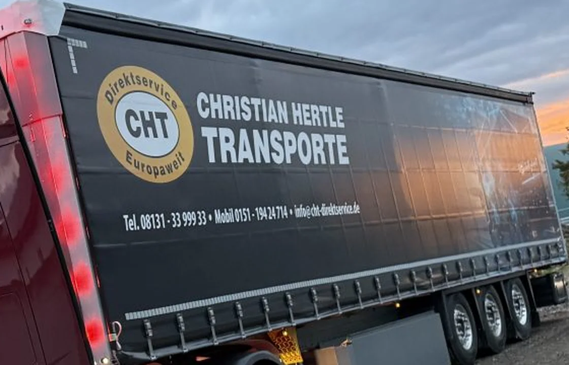 Planenauflieger mit CHT-Logo